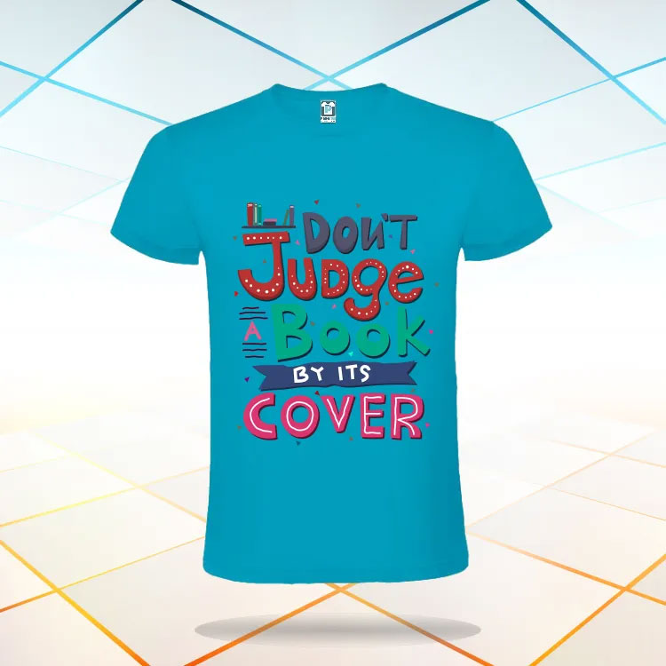 Tricou albastru imprimat în stil retro cu textul tradus în engleză: Nu judeca o carte după copertă Tricou text