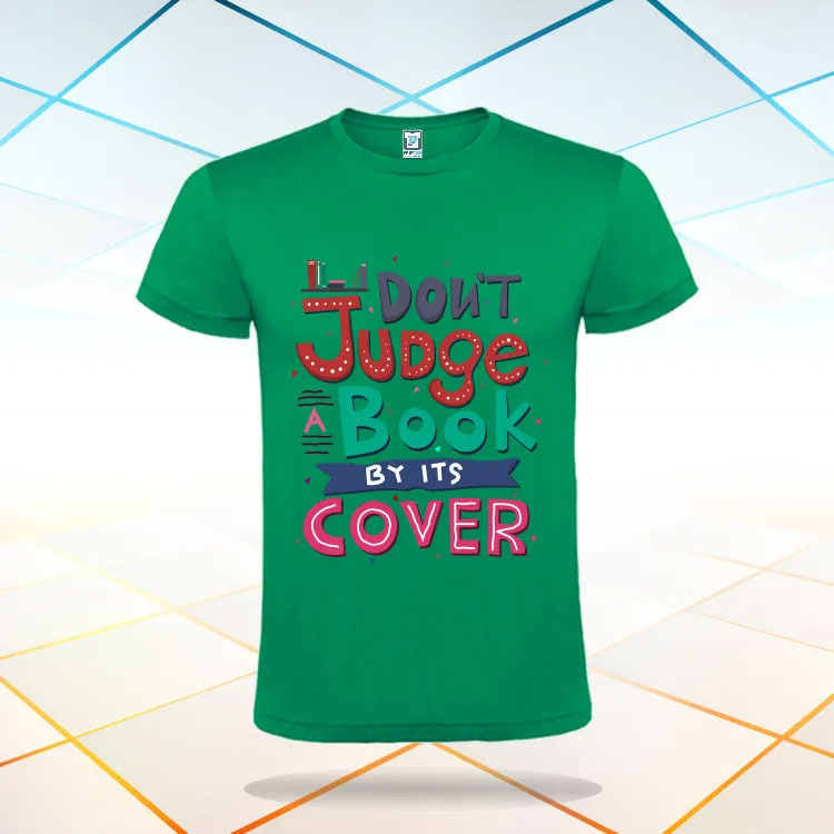 Tricou verde imprimat în stil retro cu textul tradus în engleză: Nu judeca o carte după copertă Tricou verde coperta carte