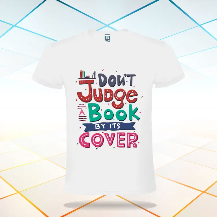 Tricou alb imprimat în stil retro cu textul tradus în engleză: Nu judeca o carte după copertă Tricou alb cu carte