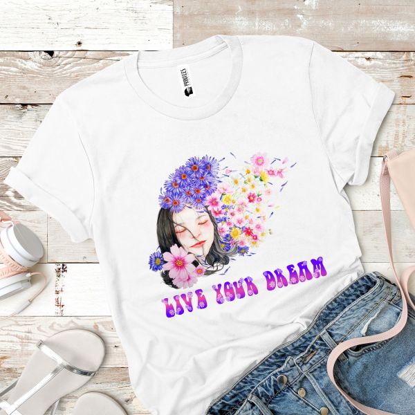 Un minunat tricou dama LIVE YOUR DREAM - *Trăiește-ți visul* este un mesaj inspirational scris într-un design înflorat, plin de culoare și optimism. Tricou dama LIVE YOUR DREAM