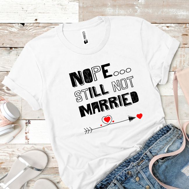 Tricou dama imprimat cu mesajul NOT MARIED
