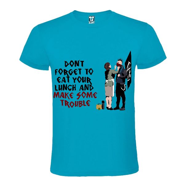 Tricou albastru imprimat cu grafică reprezentând un tânăr anarhist alintat de mama sa și mesajul Don't forgrt to eat your lunch and make some trouble
