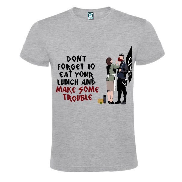 Tricou gri imprimat cu grafică reprezentând un tânăr anarhist alintat de mama sa și mesajul Don't forgrt to eat your lunch and make some trouble
