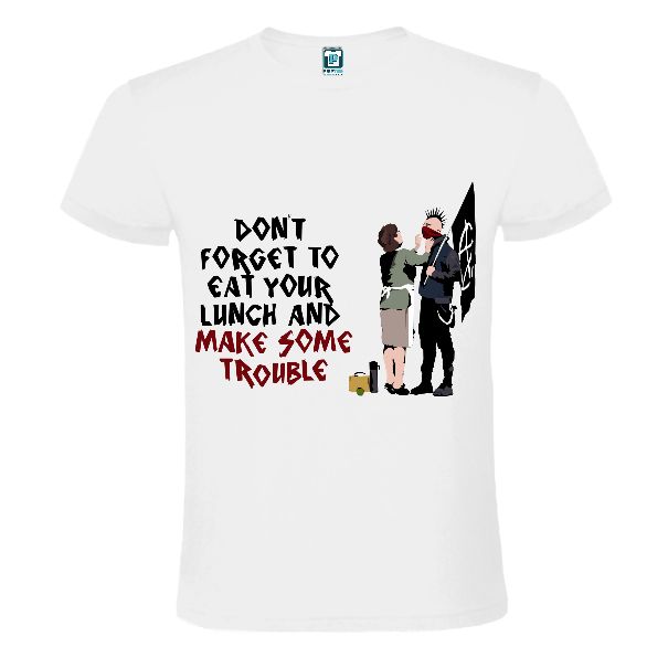 Tricou alb imprimat cu grafică reprezentând un tânăr anarhist alintat de mama sa și mesajul Don't forgrt to eat your lunch and make some trouble
