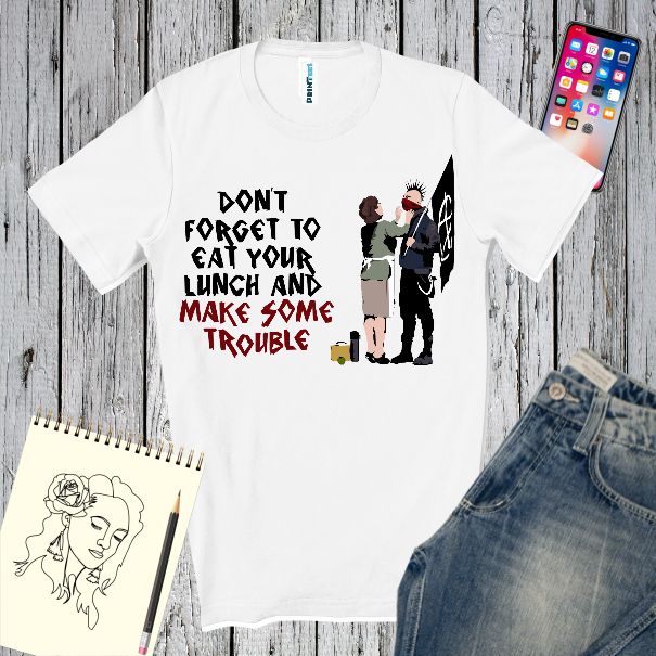 Tricou alb imprimat cu grafică reprezentând un tânăr anarhist alintat de mama sa și mesajul Don't forgrt to eat your lunch and make some trouble