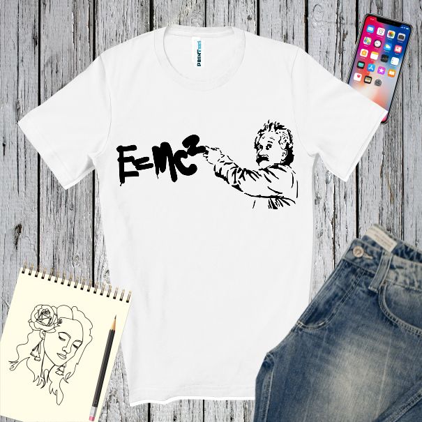 Tricouri personalizate inspirate din arta stradală considerată de unii o formă de exprimare artistică, iar de alții vandalism. Imaginea de față reproduce pe un tricou un graffiti reprezentându-l pe Albert Einstein scriind pe un perete cunoscuta formulă E=mc2 Tricou alb personalizat pe piept cu un desen cu Einstein scriind celebra formul E=mc pătrat