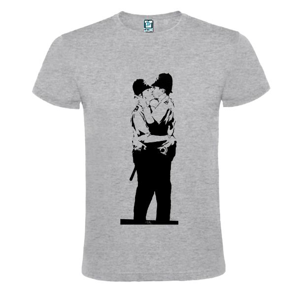 Tricou gri imprimat cu doi polițiști sărutându-se