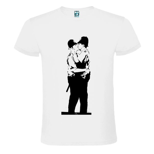 Tricou alb imprimat cu doi polițiști sărutându-se