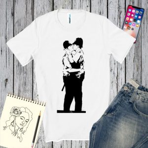 Tricou alb pe o o podea imprimat cu doi polițiști sărutându-se