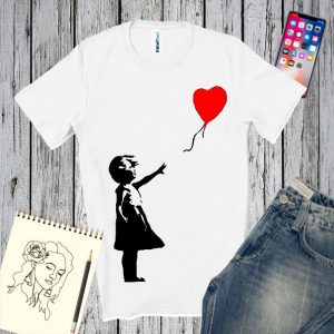 Tricou alb personalizat cu o fetită care scapă un balon