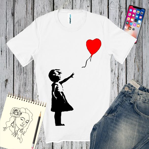 Tricou alb ipersonalizatet cu o reproducere după un cunoscut șablon din Londra denumit Fetița cu balon atribuit artistului stradal Banksy Tricou alb personalizat cu o fetită care scapă un balon