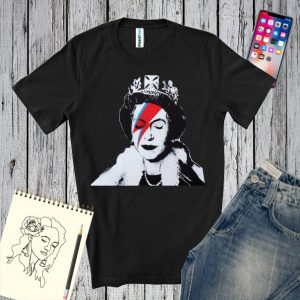 Decor cu tricou negru imprimat cu Regina Angliei machiata ca David Bowie