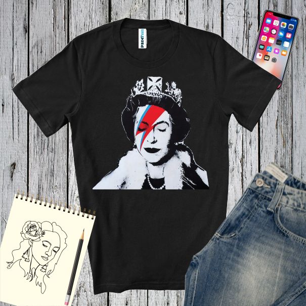 Decor cu tricou negru imprimat cu Regina Angliei machiata ca David Bowie