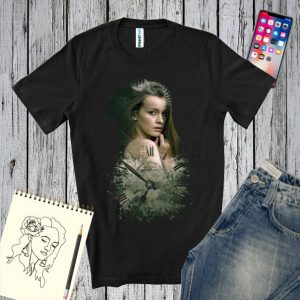 Tricou negru personalizat cu un portret de femeie și un ceas