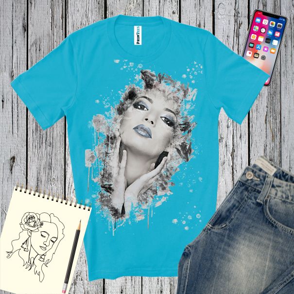 Tricouri cu portrete realiste sau fanteziste în tonuri de gri sau colorate Tricou albastru atol cu grafică - Portret de femeie ci buze albastre