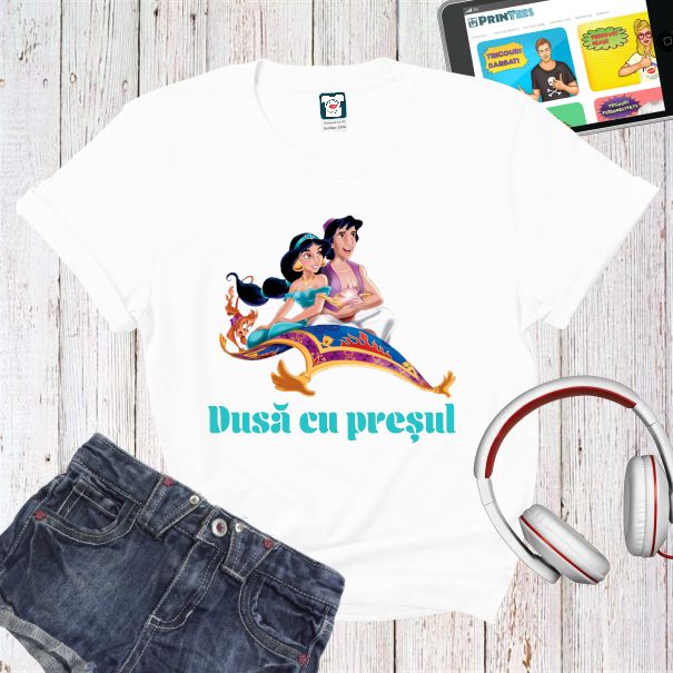 Tricou damă imprimat cu vorba românească. Dusă ci preșul, alături de grafică sugestivă Tricou damă - Dusă cu preșul