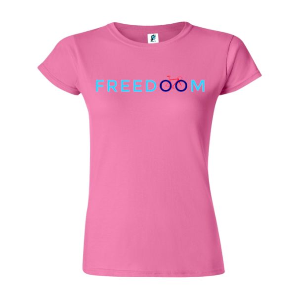 Tricou slim fit din bumbac pentru femei imprimat cu mesajul Freedom alături de o bicicletă stilizată Tricou damă - Freedom Bike