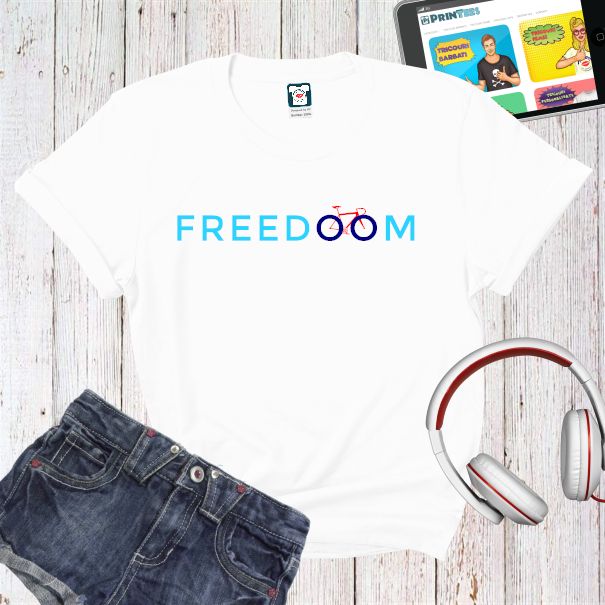 Tricou slim fit din bumbac pentru femei imprimat cu mesajul Freedom alături de o bicicletă stilizată Tricou damă - Freedom Bike