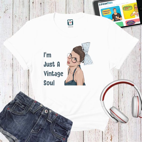 Dacă simți că ar fi trebuit să trăiești în alte vremuri un tricou de damă cu mesajul „I'm a vintage soul” ți se potrivește Tricou damă - Vintage Soul