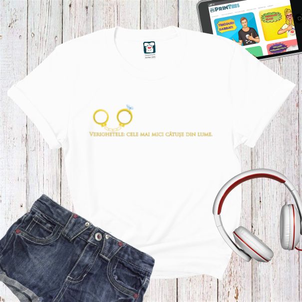 Dacă îți pace să transmiți mesaje haioase acest tricou damă transmite un mesaj periculos: Verighetele sunt cele mai mici cătușe din lume. Tricou damă - Verighetele
