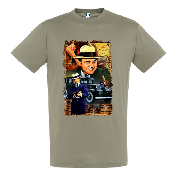 Al Capone este simbolul mafiotului suprem, un personaj intrat în istorie a cărui imagine am imprimat-o pe un tricou de bărbați pentru fanii poveștilor cu mafioți. Tricou bărbați - Al Capone