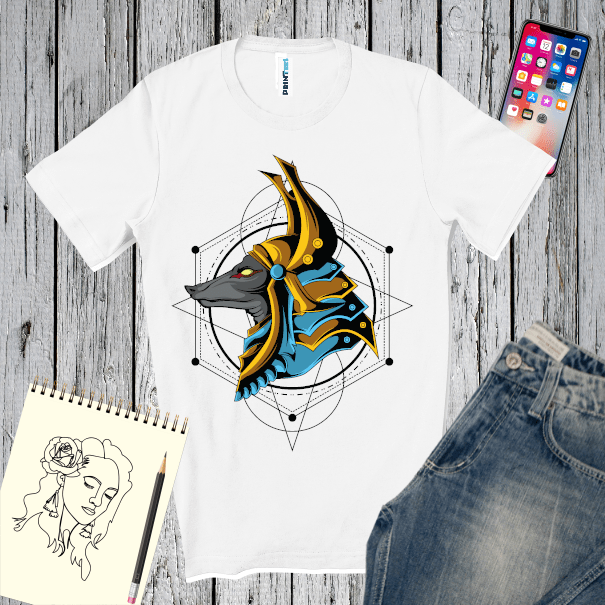 Tricou regular din bumbac pentru bărbați imprimat cu grafică reprezentându-l pe zeul egiptean Anubis însoțit de simboluri geometrice sacre Tricou bărbați - Anubis