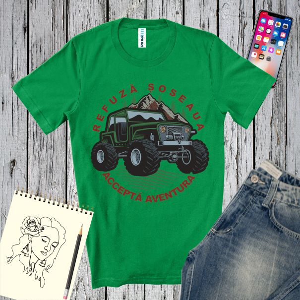 Tricou de bărbați pentru pasionații de off road, imprimat cu grafică reprezentând u Jeep de teren și mesajul „Refuză șoseaua, acceptă aventura. Tricou bărbați - Acceptă aventura