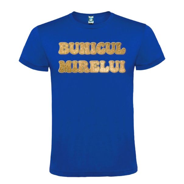 Pentru a nu crea confuzie despre rolul fiecăruia în organizarea nunții am creat o serie de tricouri personalizate cu funcția fiecăruia cum este și acest tricou de bărbat - Bunicul mirelui. Tricou bărbat - Bunicul mirelui