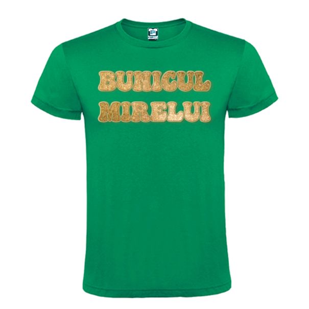 Pentru a nu crea confuzie despre rolul fiecăruia în organizarea nunții am creat o serie de tricouri personalizate cu funcția fiecăruia cum este și acest tricou de bărbat - Bunicul mirelui. Tricou bărbat - Bunicul mirelui