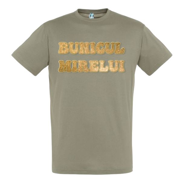 Pentru a nu crea confuzie despre rolul fiecăruia în organizarea nunții am creat o serie de tricouri personalizate cu funcția fiecăruia cum este și acest tricou de bărbat - Bunicul mirelui. Tricou bărbat - Bunicul mirelui