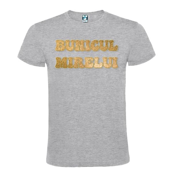 Pentru a nu crea confuzie despre rolul fiecăruia în organizarea nunții am creat o serie de tricouri personalizate cu funcția fiecăruia cum este și acest tricou de bărbat - Bunicul mirelui. Tricou bărbat - Bunicul mirelui