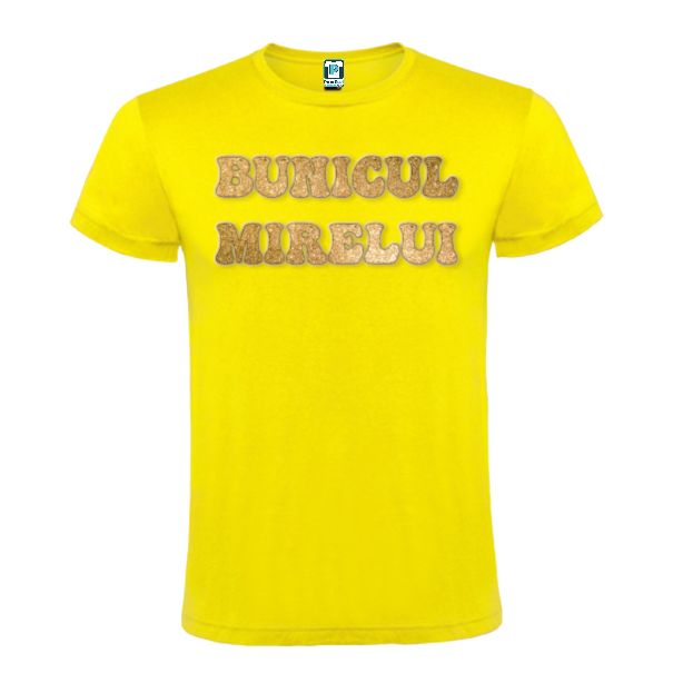Pentru a nu crea confuzie despre rolul fiecăruia în organizarea nunții am creat o serie de tricouri personalizate cu funcția fiecăruia cum este și acest tricou de bărbat - Bunicul mirelui. Tricou bărbat - Bunicul mirelui