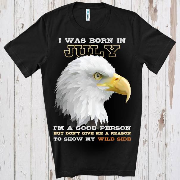 Tricou de bărbat imprimat cu grafică de mari dimensiuni și mesajul: I was born in July o show my wild side”. Un mesaj care îi atenționează pe impertinenți despre caracterul aparent bun, dar care merge până la o limită, al celor născuți în iulie. Tricou bărbat - Born wild in July