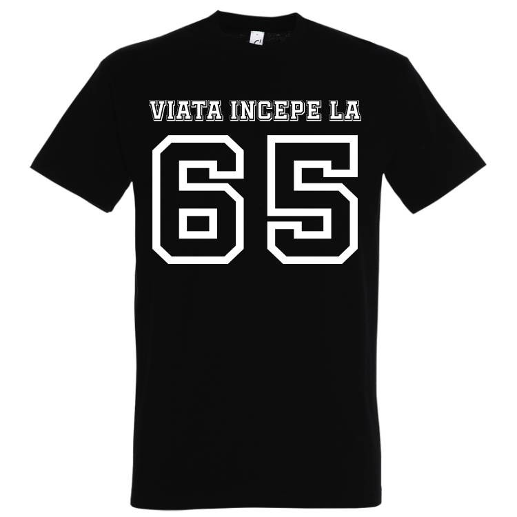 Vârsta nu e decât un număr, oricând poți începe o nouă viață, așa că prin mesajul de pe acest tricou de bărbat dă-le de știre tuturor că odată cu împlinirea celor 65 de ani vei începe o nouă viață. Tricou bărbat - Viața începe la 65