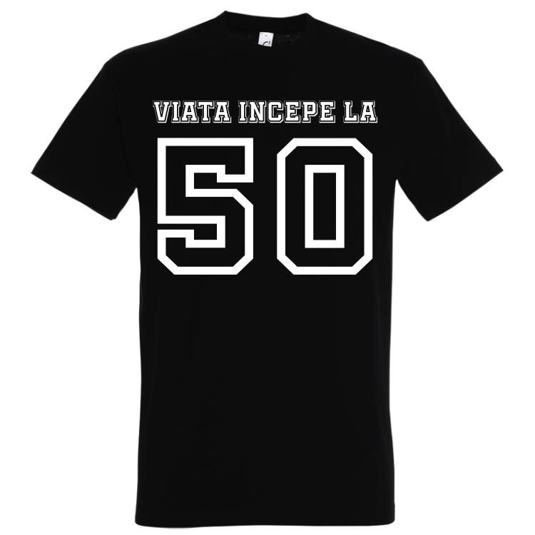 Vârsta nu e decât un număr, oricând poți începe o nouă viața, așa că prin mesajul de pe acest tricou de bărbat dă-le de știre tuturor că odată cu împlinirea celor 50 vei face schimbări majore. Tricou bărbat - Viața începe la 50