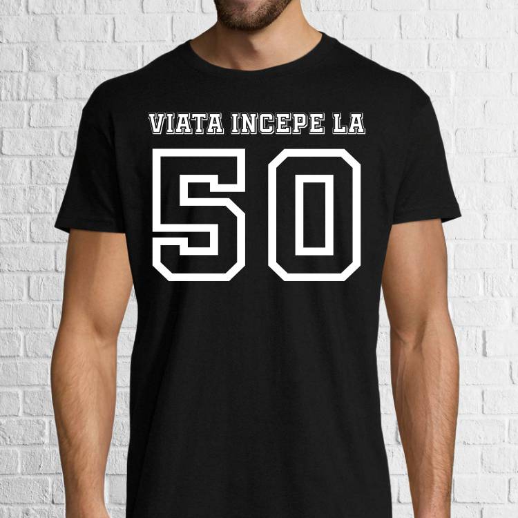 Vârsta nu e decât un număr, oricând poți începe o nouă viața, așa că prin mesajul de pe acest tricou de bărbat dă-le de știre tuturor că odată cu împlinirea celor 50 vei face schimbări majore. Tricou bărbat - Viața începe la 50