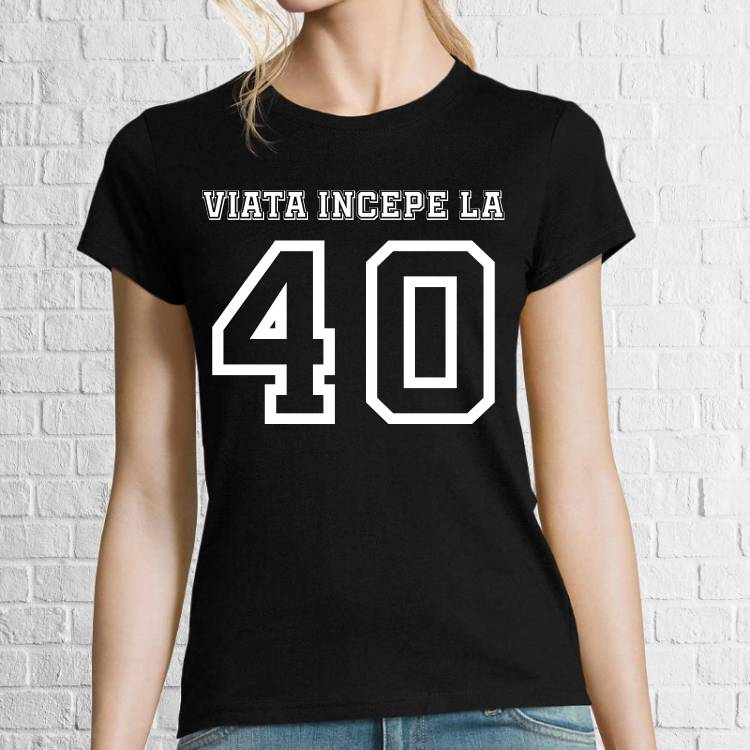 Vârsta nu e decât un număr, oricând poți începe o nouă viață, așa că prin mesajul de pe acest tricou de damă dă-le de știre tuturor că odată cu împlinirea celor 40 de ani vei începe o nouă viață. Tricou damă - Viața începe la 40