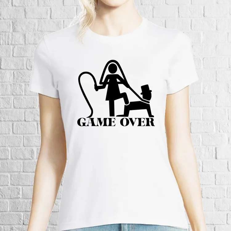Tricou damă imprimat cu o grafică sugestivă din care înțelegem cine are puterea de a apăsa butonul Game Over Tricou damă - Game Over