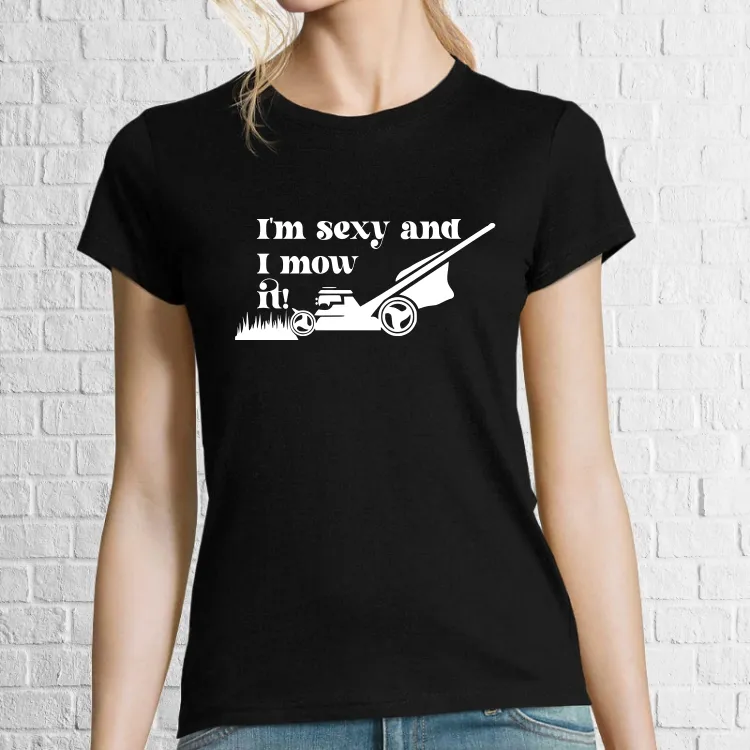Tricou de damă imprimat cu mesajul: I'm sexy and I mow it! Tricou damă - Mow it!