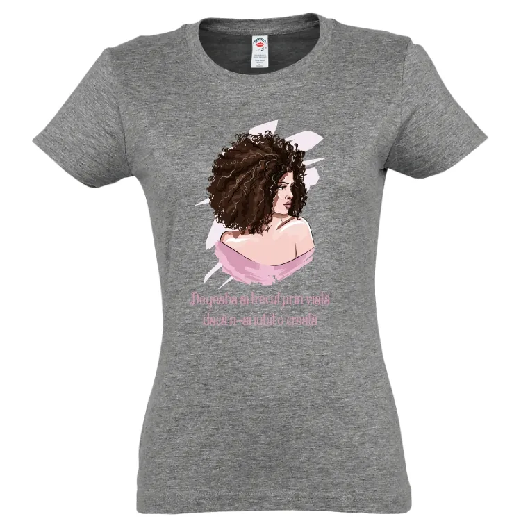 Pentru frumusețile cu părul cârlionțat mândre de ele am imprimat pe un tricou de damă un mesaj care cu siguranță li se potrivește: Degeaba ai trecut prin viață dacă n-ai iubit o creață. Tricou damă - Creața