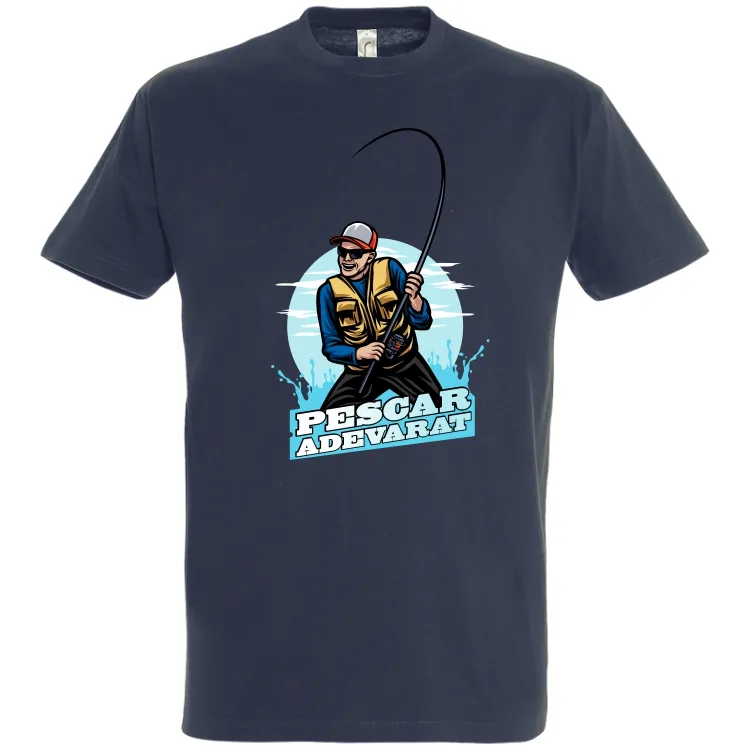 Un tricou de bărbat imprimat cu un mesaj despre ceea ce contează... La pescuit...