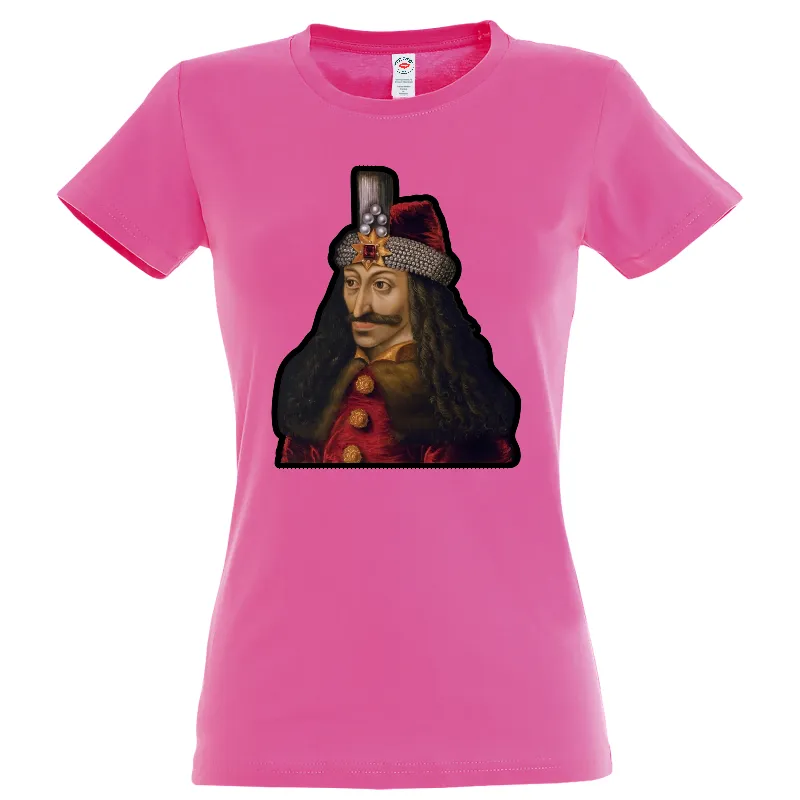 Tricou de damă imprimat cu portretul marelui nostru domnitor Vlad Țepeș reprodus după un tablou postum, din a doua jumătate a secolului XVI-lea aflat la Kunsthistorisches Museum (Viena). Tricou damă - Țepeș