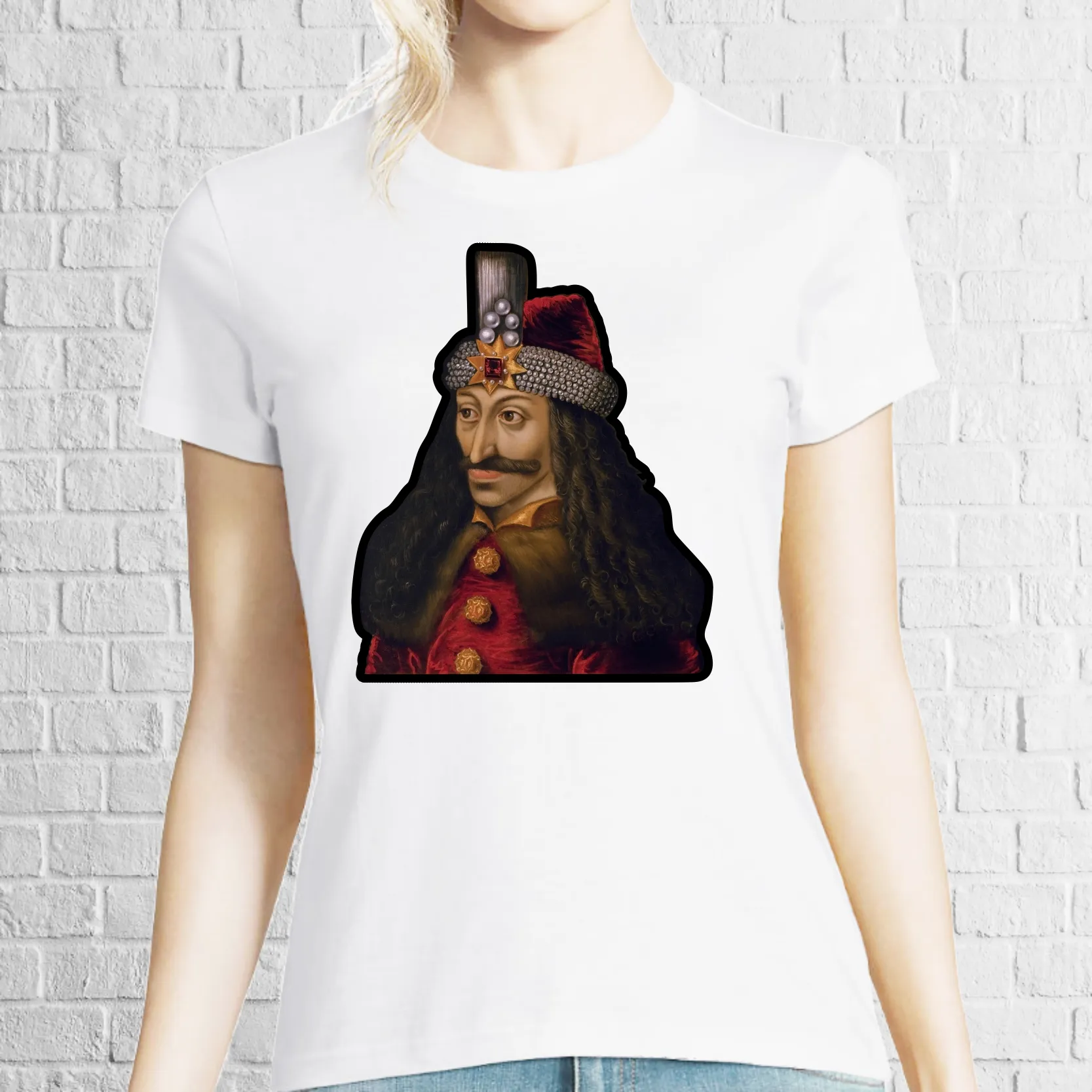 Tricou de damă imprimat cu portretul marelui nostru domnitor Vlad Țepeș reprodus după un tablou postum, din a doua jumătate a secolului XVI-lea aflat la Kunsthistorisches Museum (Viena). Tricou damă - Țepeș